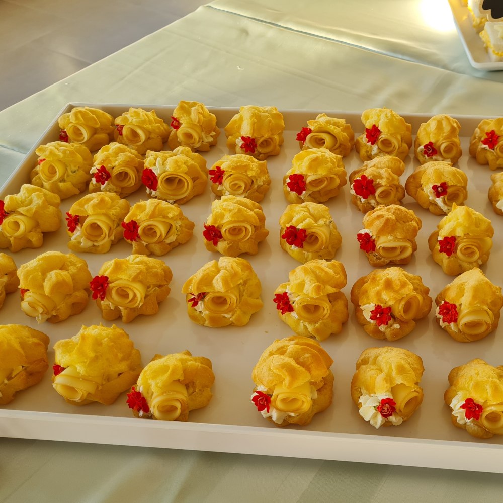 Bignè mit Frischkäse und Käserose