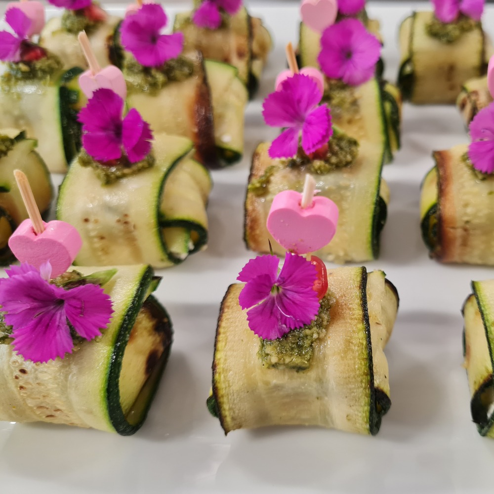 Zucchinipakete mit Feta und Basilikumpesto
