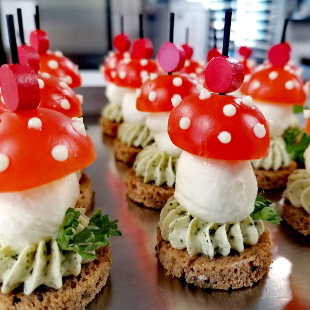 Fliegenpilz mit Mozzarelline, Cocktailtomate und Basilikumpesto