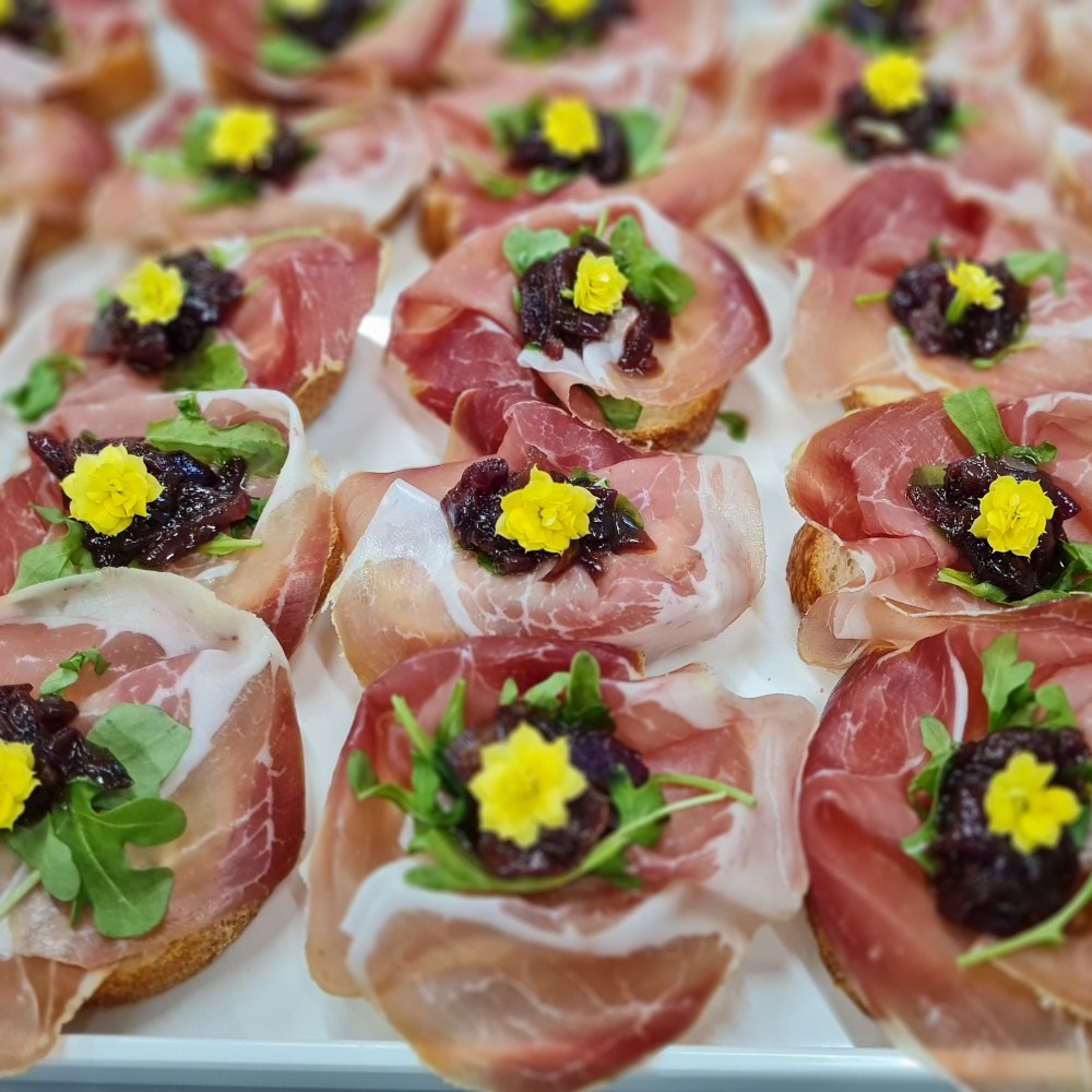 Bruschetta mit Rohschinken/Brie/Zwiebelchutney