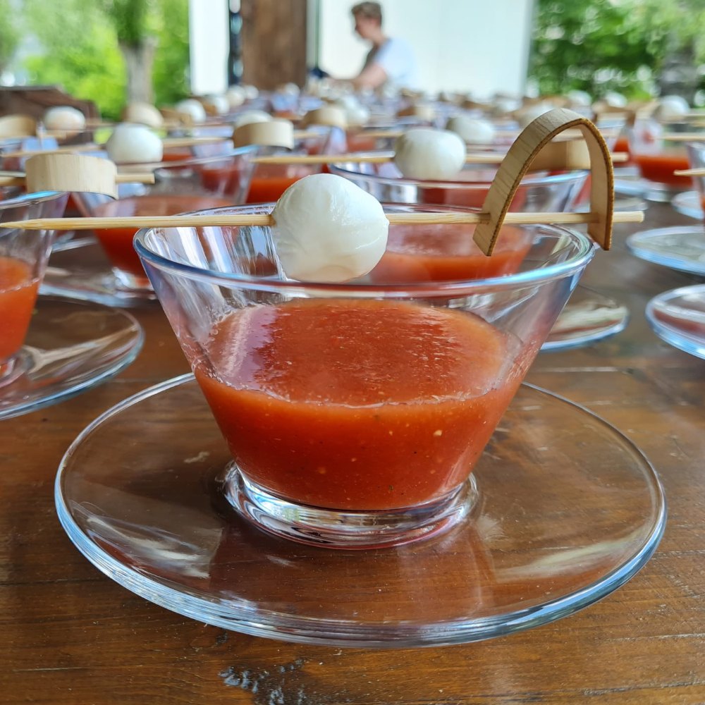 Kaltes Tomatensüppchen mit Mozzarelline