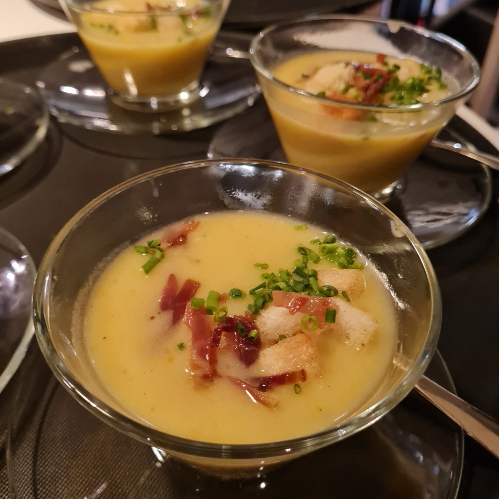 Kartoffelcremsüppchen mit Speck und Brotcroutons