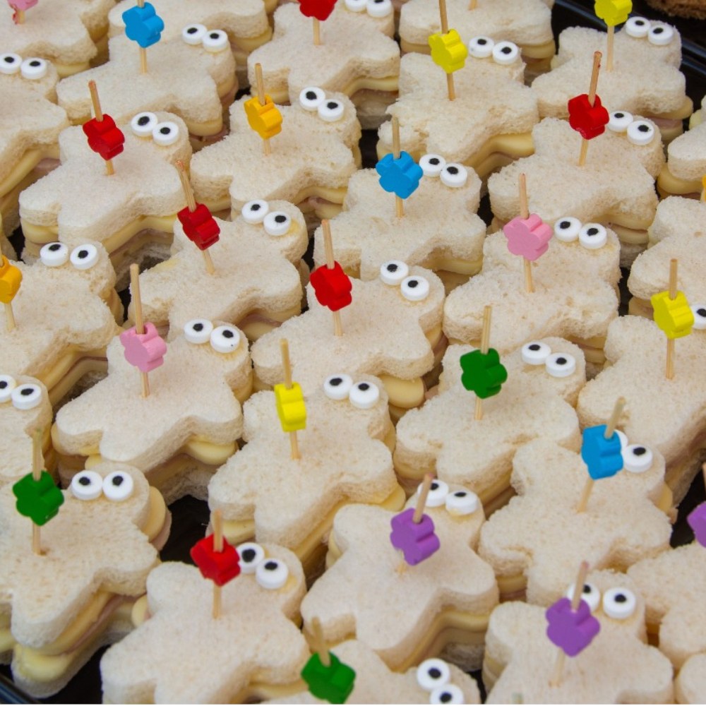 Tramezzinimännchen mit Schinken und Käse