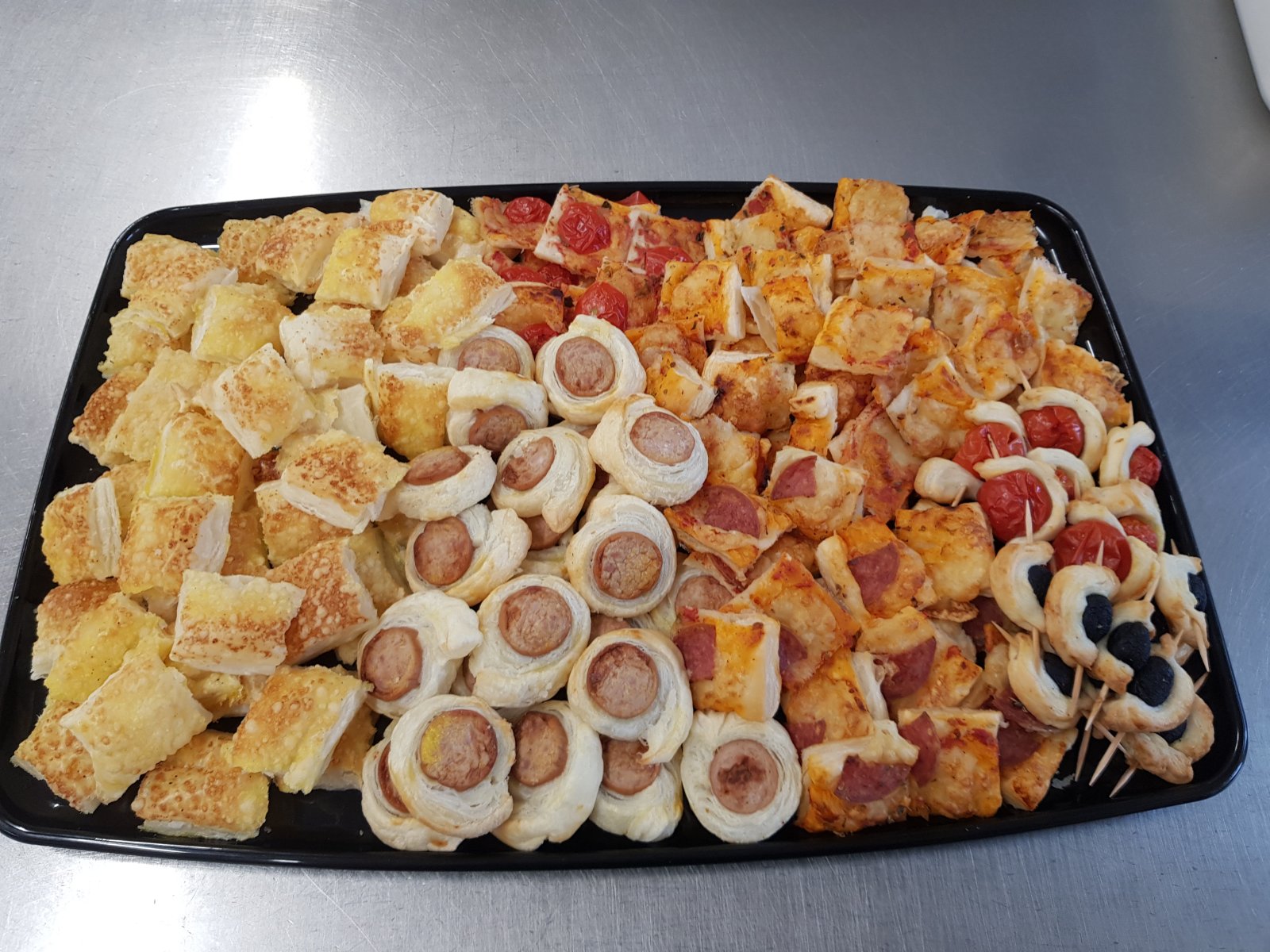 Pizzette und Pizzette mit Würstchen
