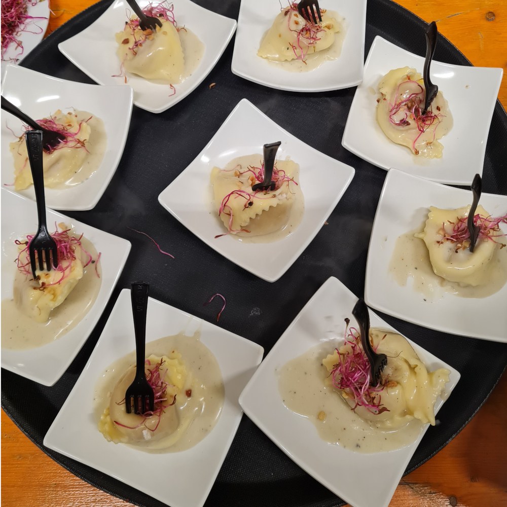 Ravioli mittlere Portion mit Käsesoße