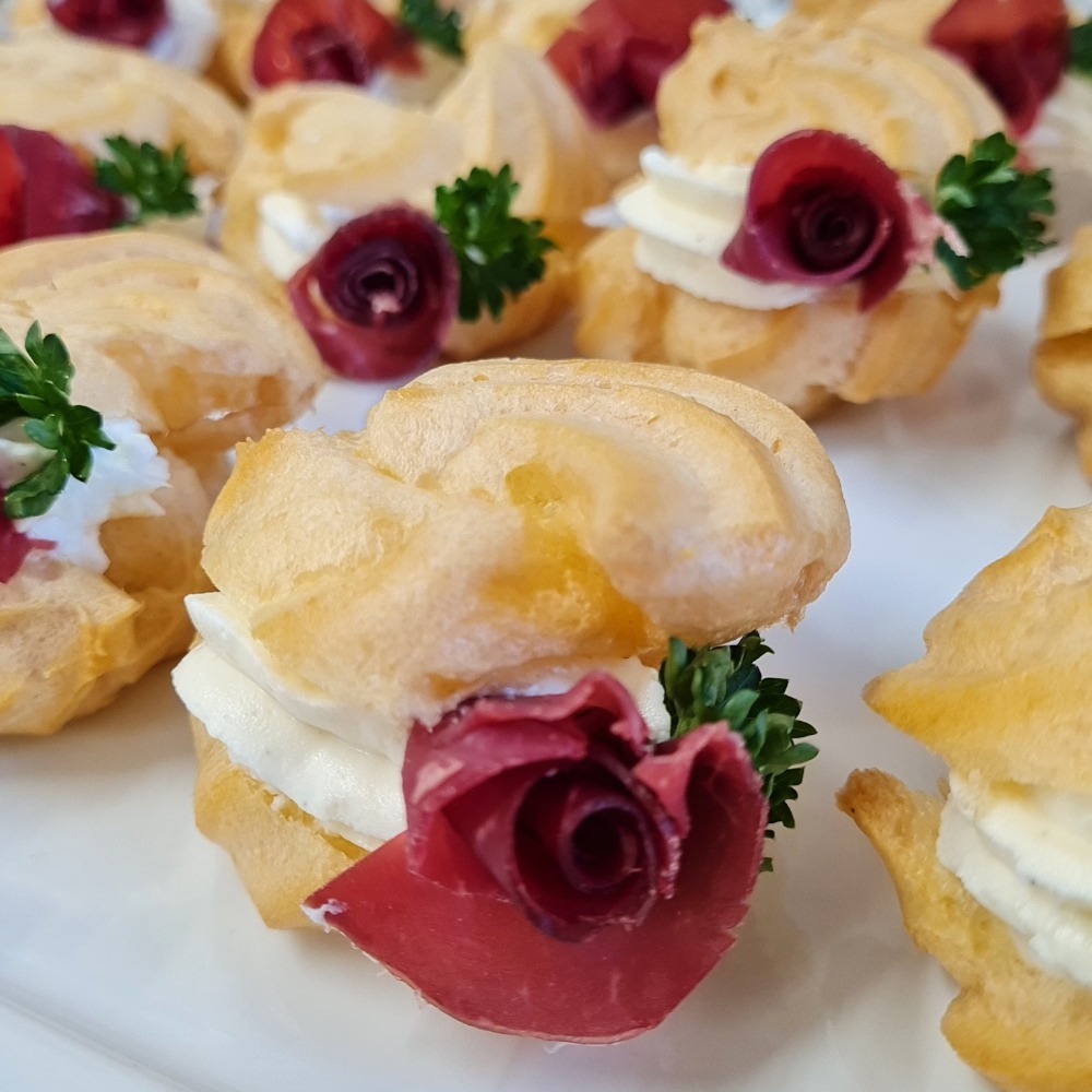 Bignè mit Frischkäse und Bresaolarose