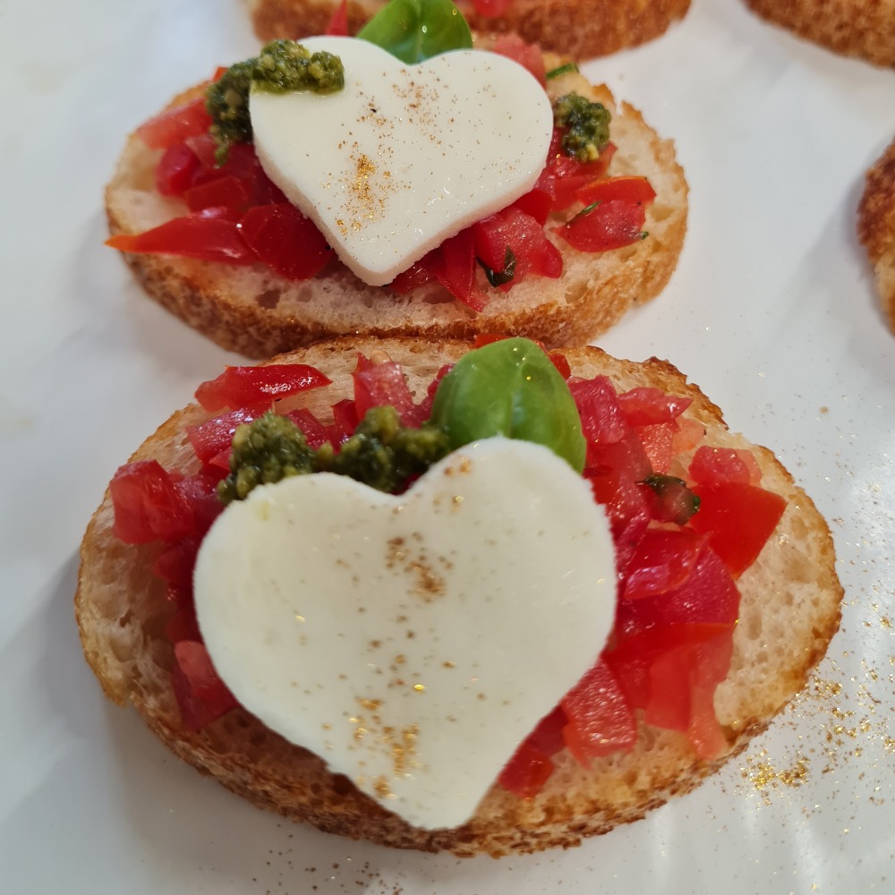 Bruschetta mit Tomaten und Basilikumpesto