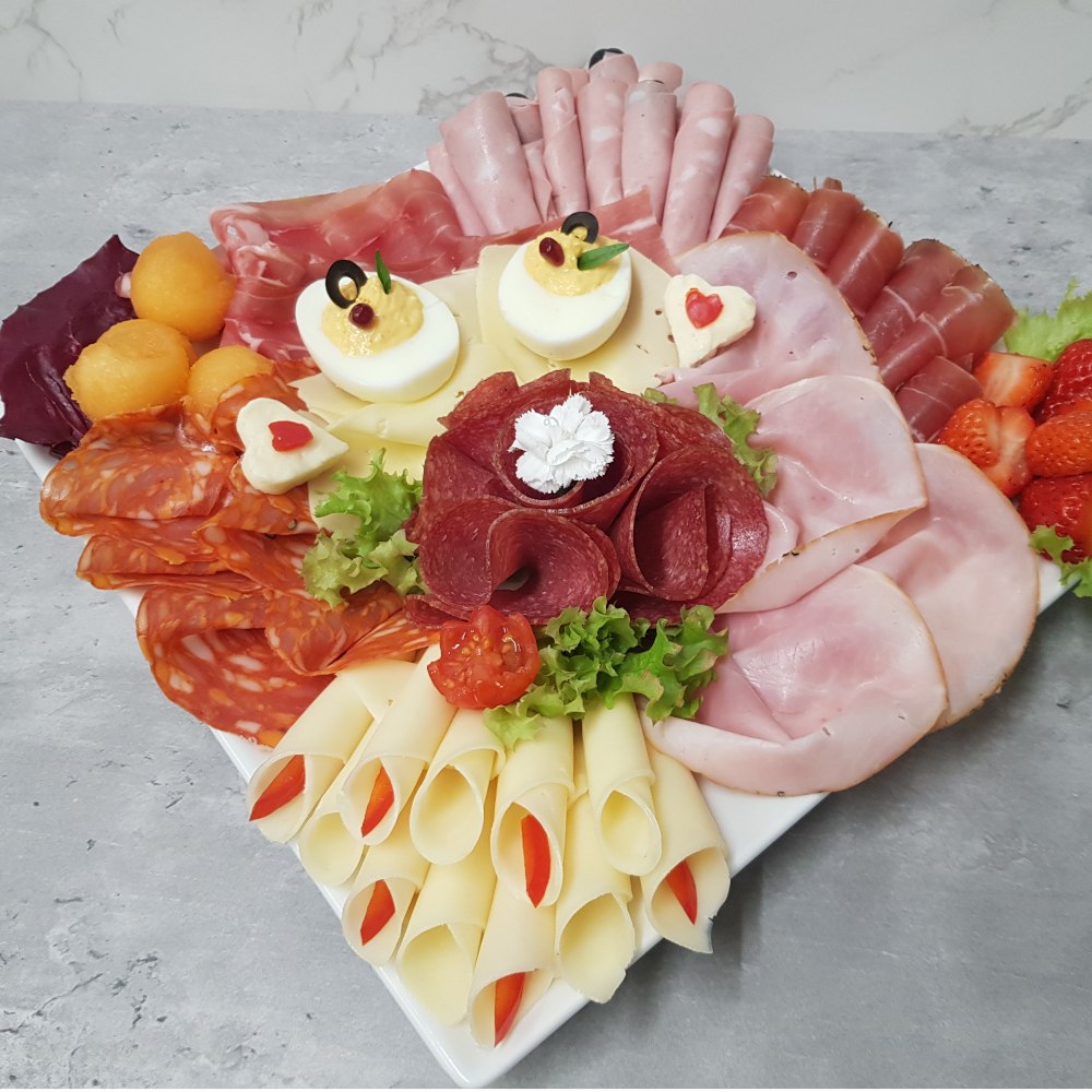 Aufschnitts Platten mit Wurst, Speck, Käse, Obst, Ei (pro Person)