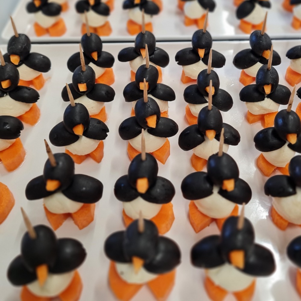 Pinguine mit Mozzarelline und Oliven