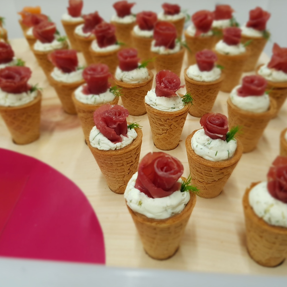Cono mit Kräuterkäse und Bresaolarose