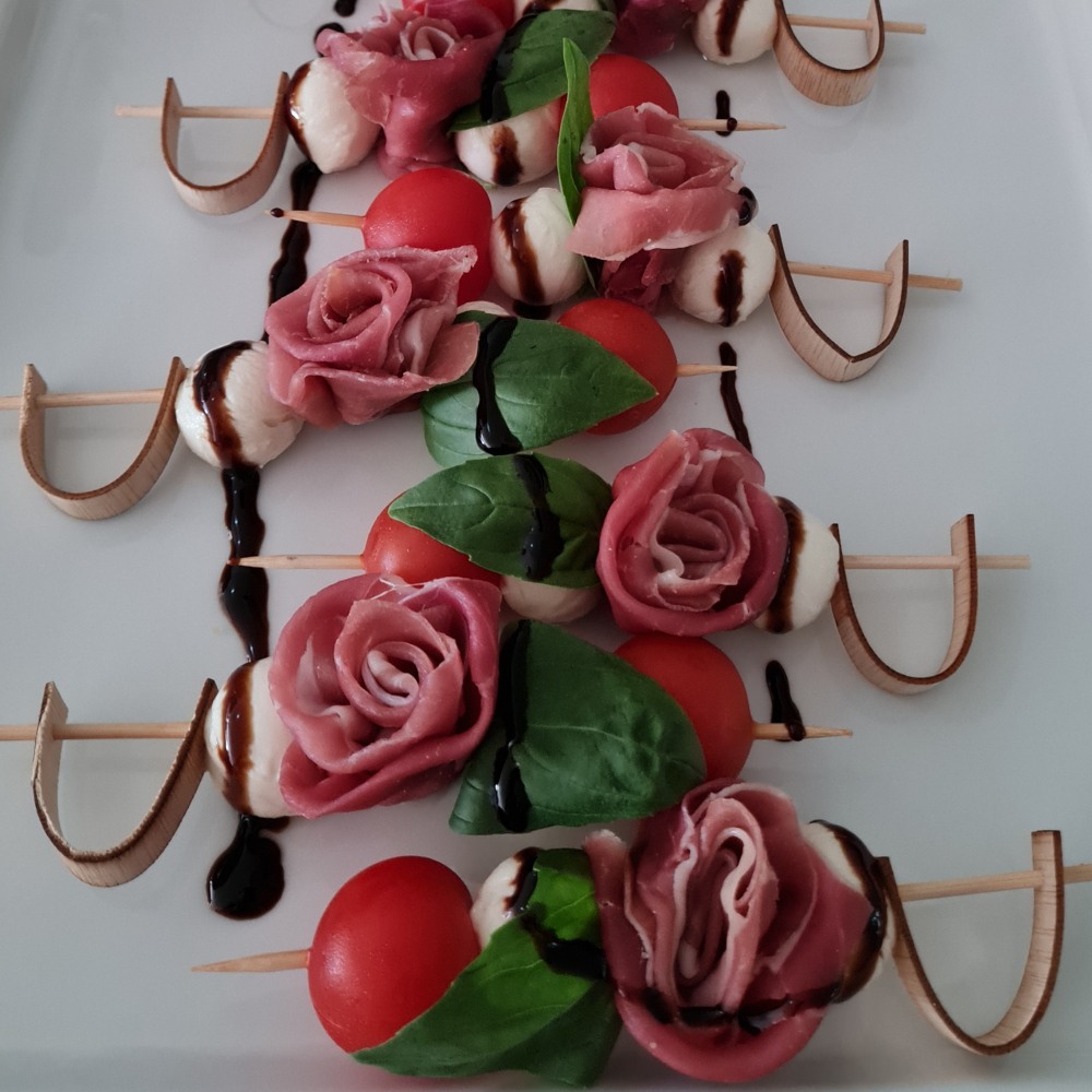 Herzspieß mit Mozzarelline und Rohschinken