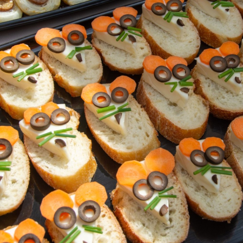Mäuschen mit Käse, Karotten und Oliven
