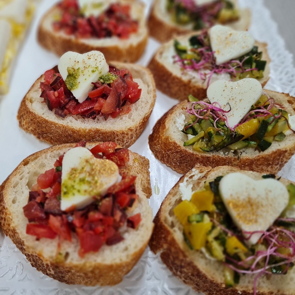 Verschiedene Gemüse- Käsebrötchen